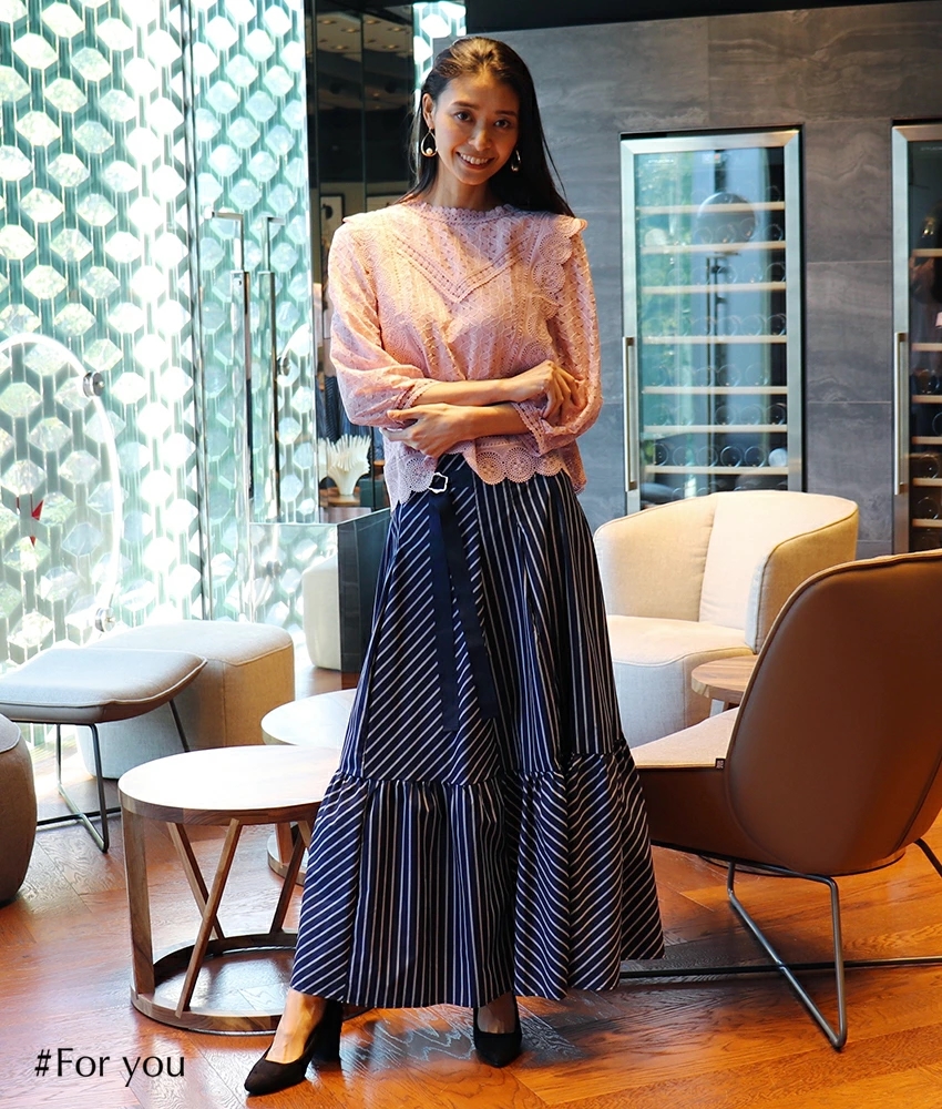 丸柄デザインのレースブラウス