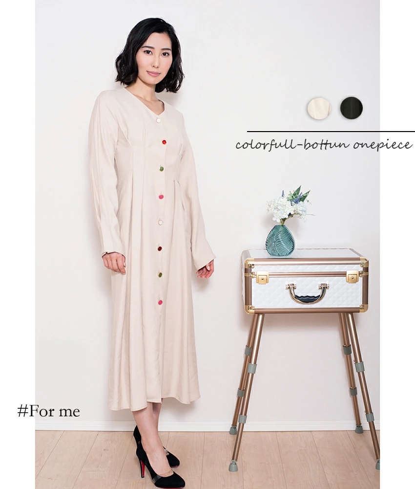 カラフルボタンのロングワンピース